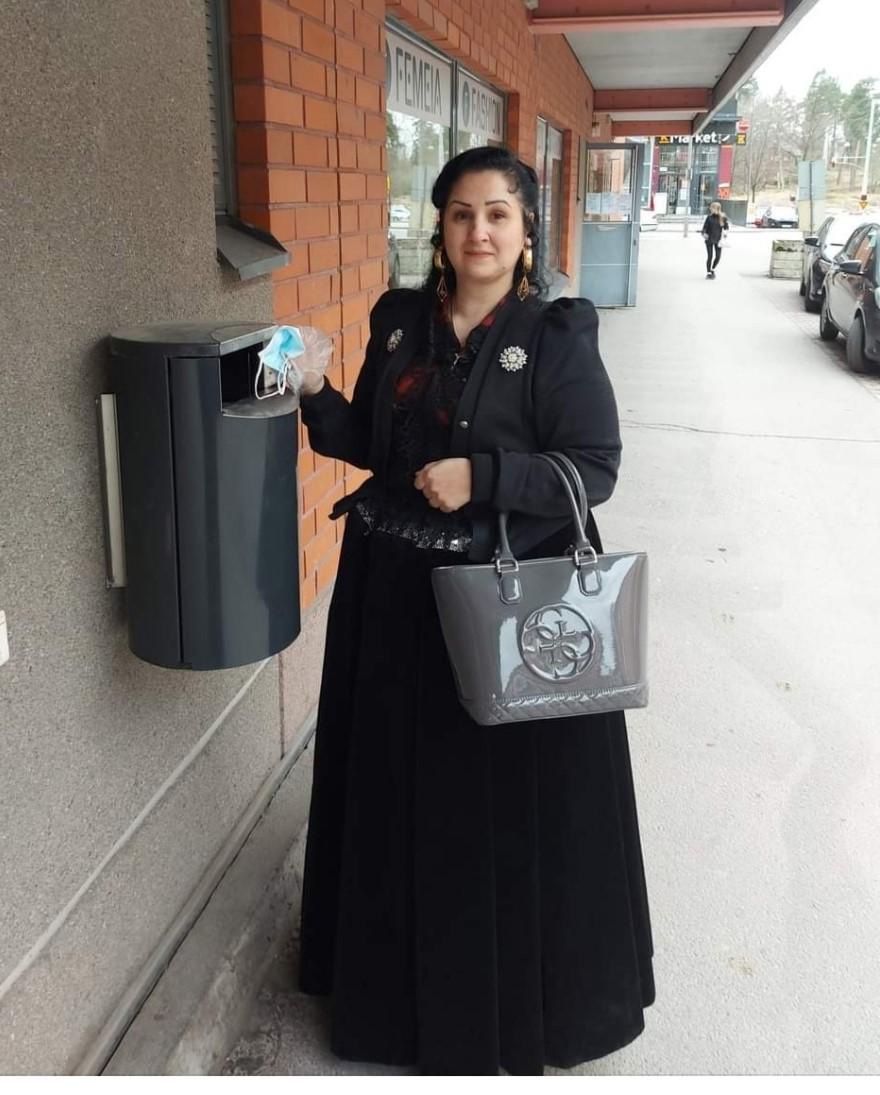 Kuvassa nuorisotyönohjaaja ja romanityönohjaaja Jasimn Palm. Hän on kuvassa etualalla ja on laittamassa roskakoriin maasta löytämänsä kasvomaskin.