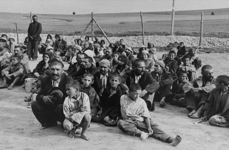 Mustavalkoinen kuva, jossa ryhmä romanivankeja Belzecin työleirillä 1940.